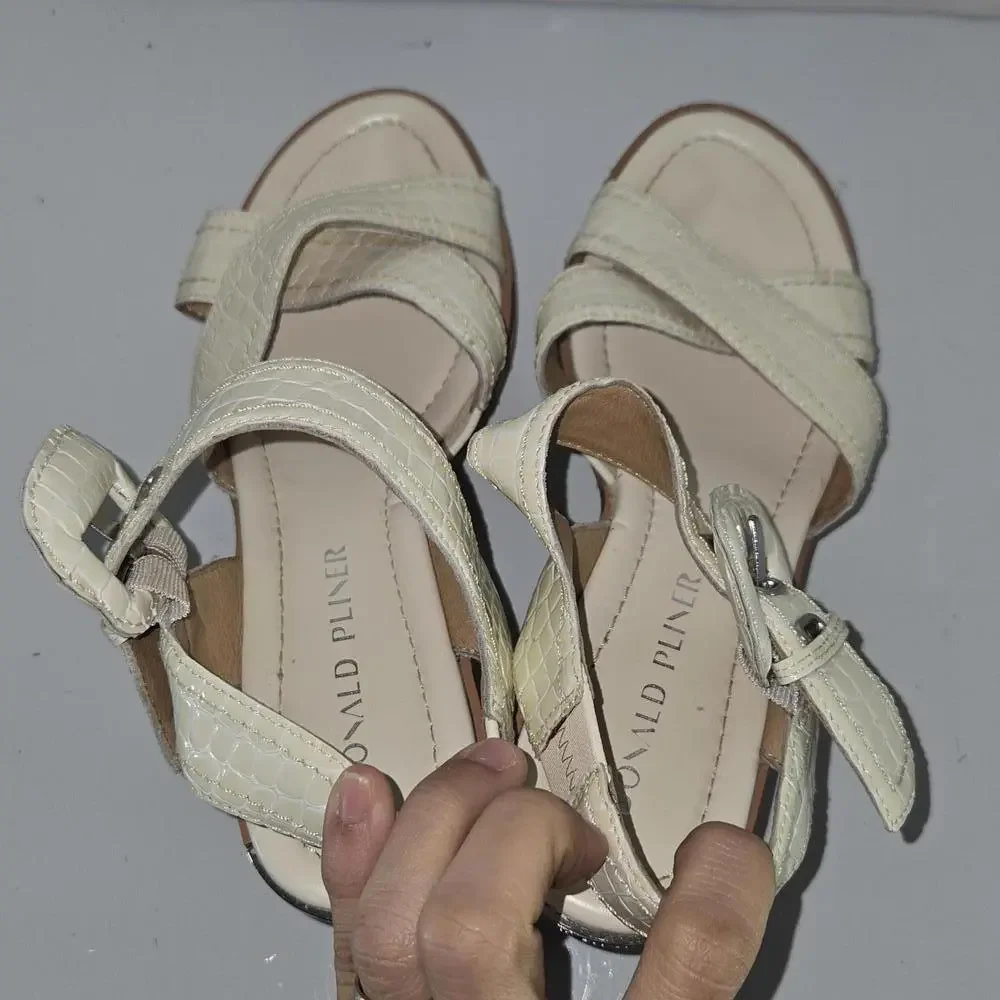 0244  Donald Pliner Judee White Platform Sandals Wedge Slingback‎ Size 8M